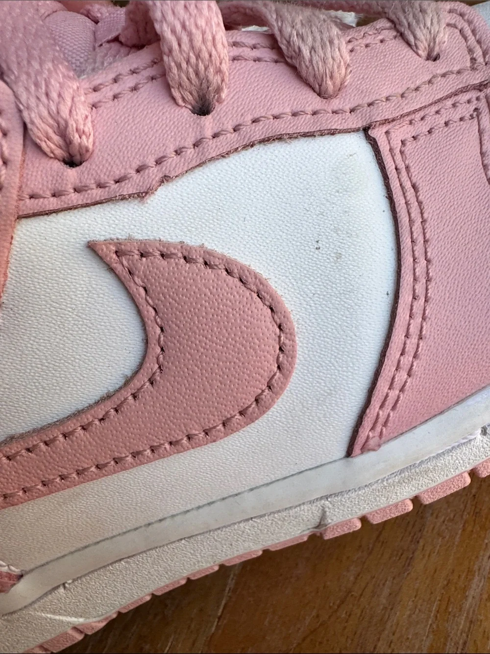 Nike Kids Pink and White Low-Top Sneakers — size2Y